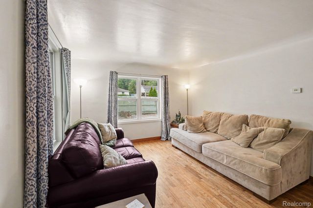 612 S East Street, Fenton, MI 48430