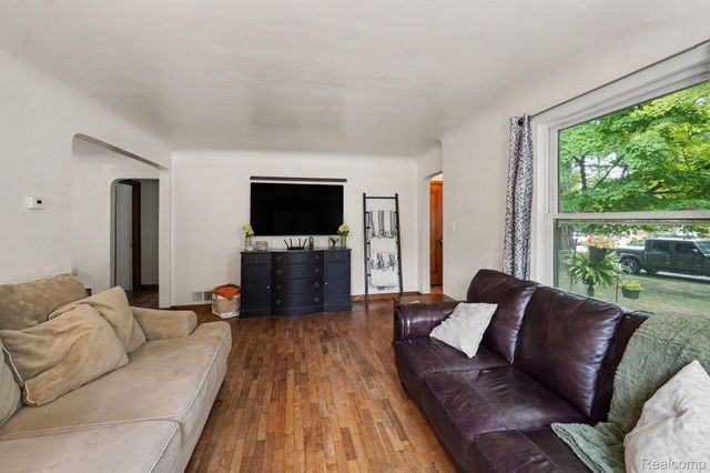 612 S East Street, Fenton, MI 48430