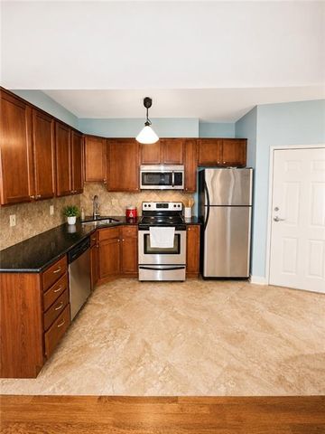 200 E 43rd Street 103, Kansas City, MO 64111