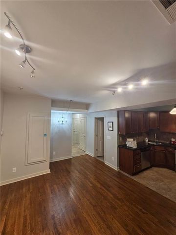 200 E 43rd Street 103, Kansas City, MO 64111