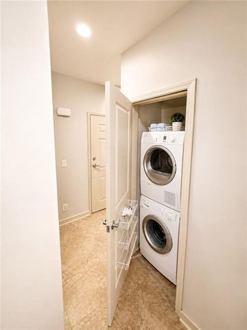 200 E 43rd Street 103, Kansas City, MO 64111