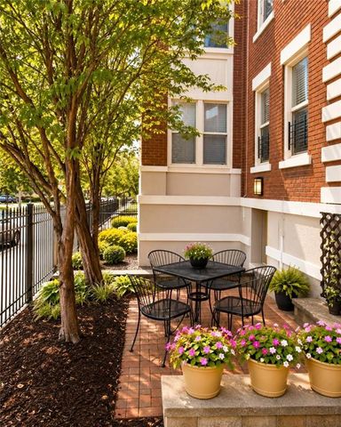 200 E 43rd Street 103, Kansas City, MO 64111