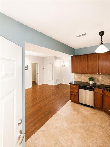 200 E 43rd Street 103, Kansas City, MO 64111