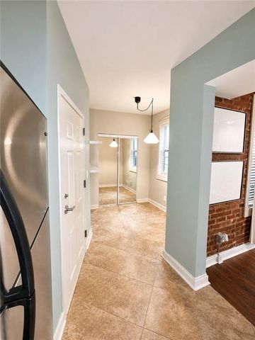 200 E 43rd Street 103, Kansas City, MO 64111