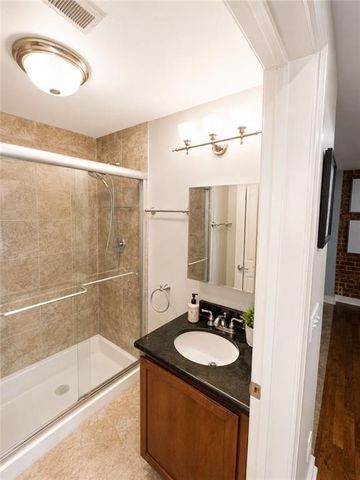200 E 43rd Street 103, Kansas City, MO 64111