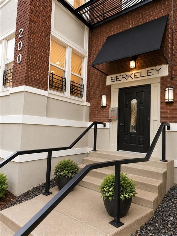 200 E 43rd Street 103, Kansas City, MO 64111