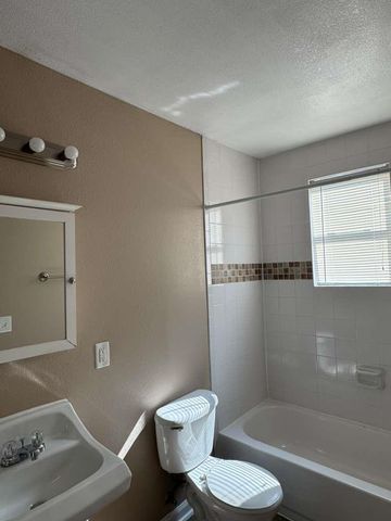 1225 W 25th Street 9, Houston, TX 77008