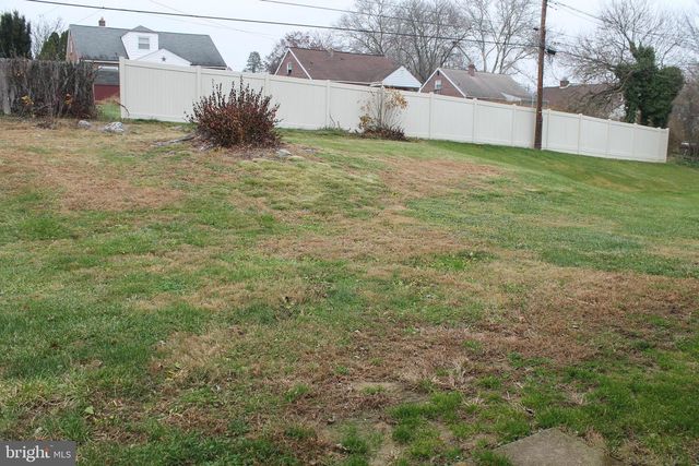 1307 MEADOWCREEK LN, Lancaster, PA 17603