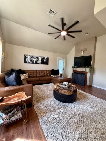 3012 Comanche, Sulphur, OK 73086