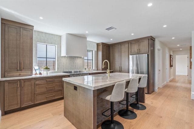 2100 Lake Avenue, West Palm Beach, FL 33401