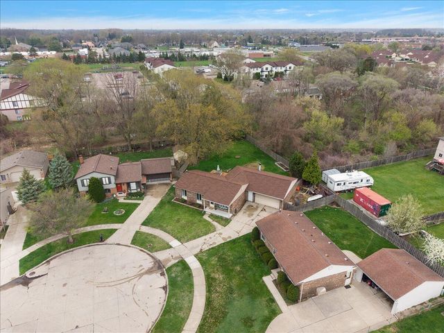 15621 Cox Street, Clinton Township, MI 48038