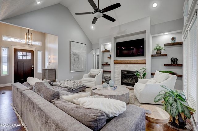 914 N Fountain Street, Carterville, MO 64835