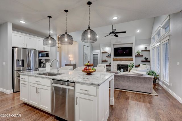 914 N Fountain Street, Carterville, MO 64835