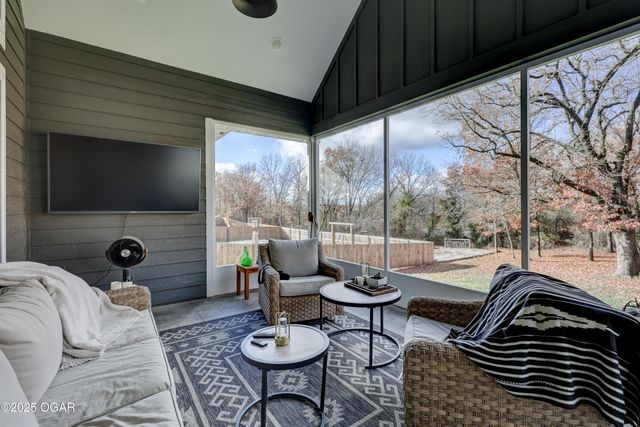 914 N Fountain Street, Carterville, MO 64835