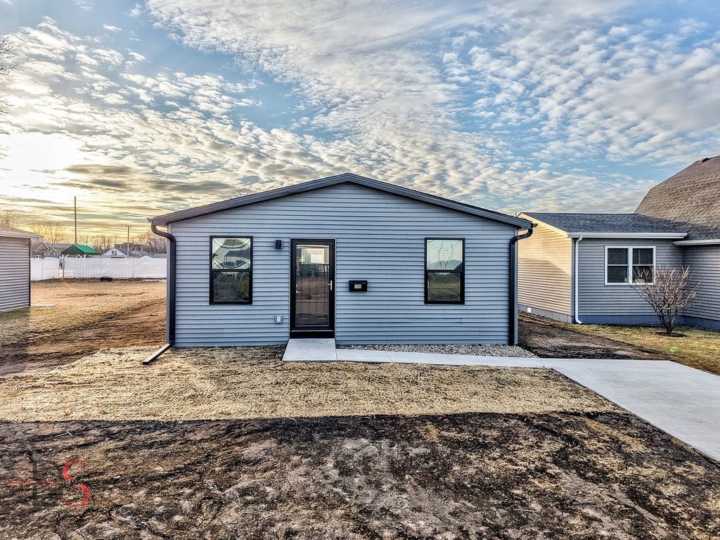Image 2 of property listing at 309 19th Avenue, Ottawa, IL 61350