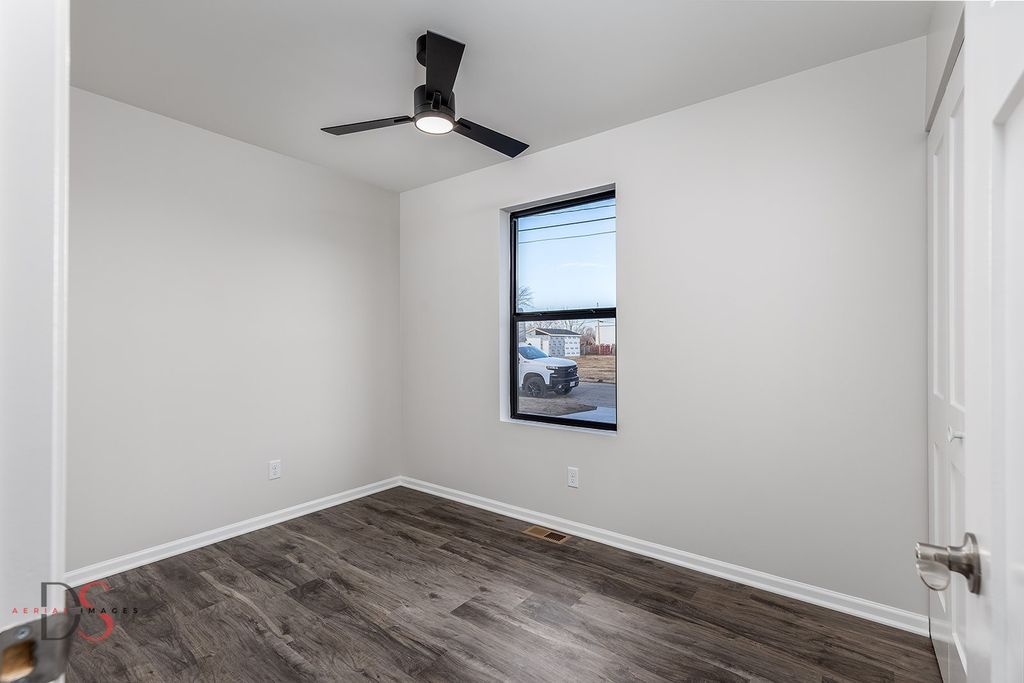 Image 15 of property listing at 309 19th Avenue, Ottawa, IL 61350