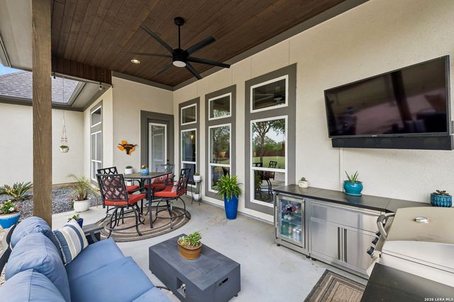 498 DOUBLE GATE RD, Castroville, TX 78009