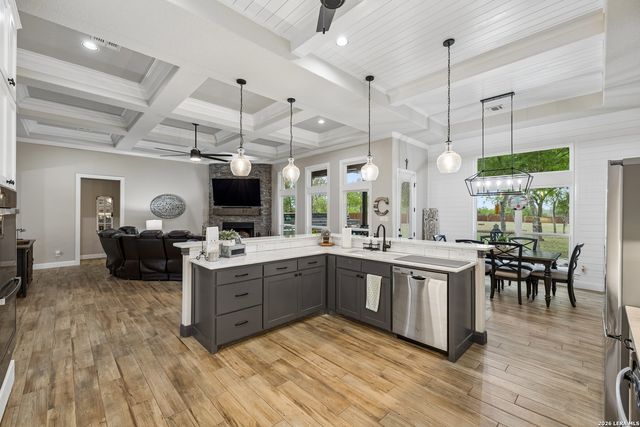 498 DOUBLE GATE RD, Castroville, TX 78009