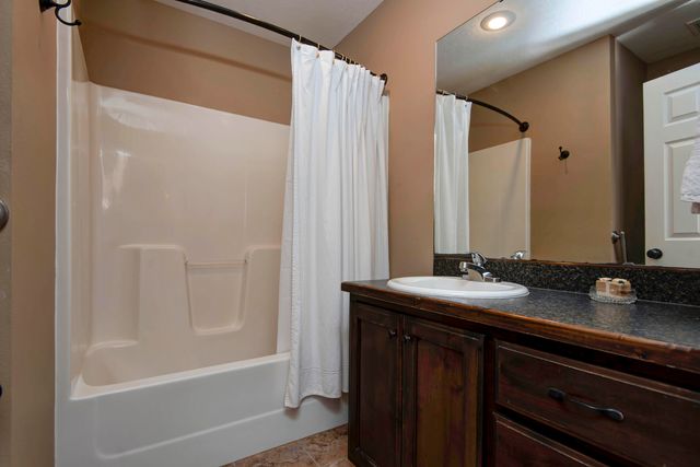 1101 E Fieldstone Drive, Ozark, MO 65721