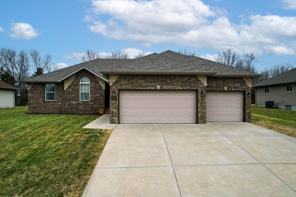 1101 E Fieldstone Drive, Ozark, MO 65721