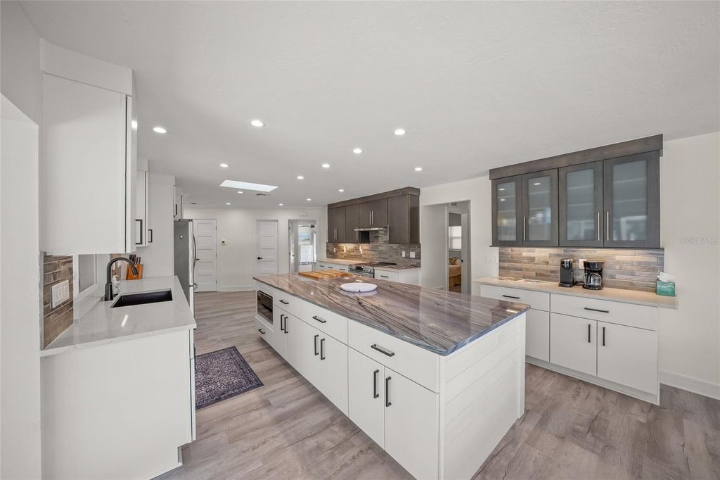 Image 12 of property listing at 8560 HERON LAGOON CIRCLE, Sarasota, FL 34242