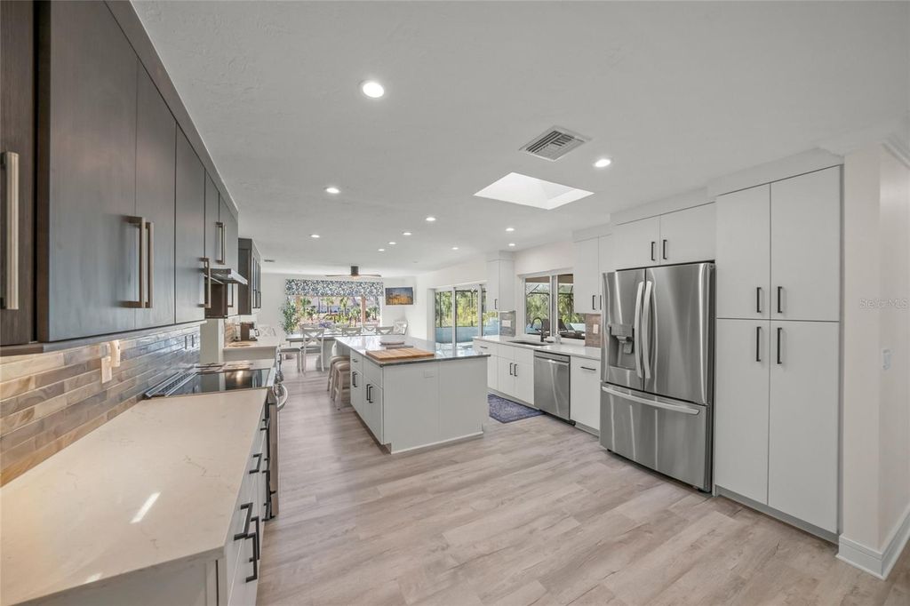 Image 13 of property listing at 8560 HERON LAGOON CIRCLE, Sarasota, FL 34242