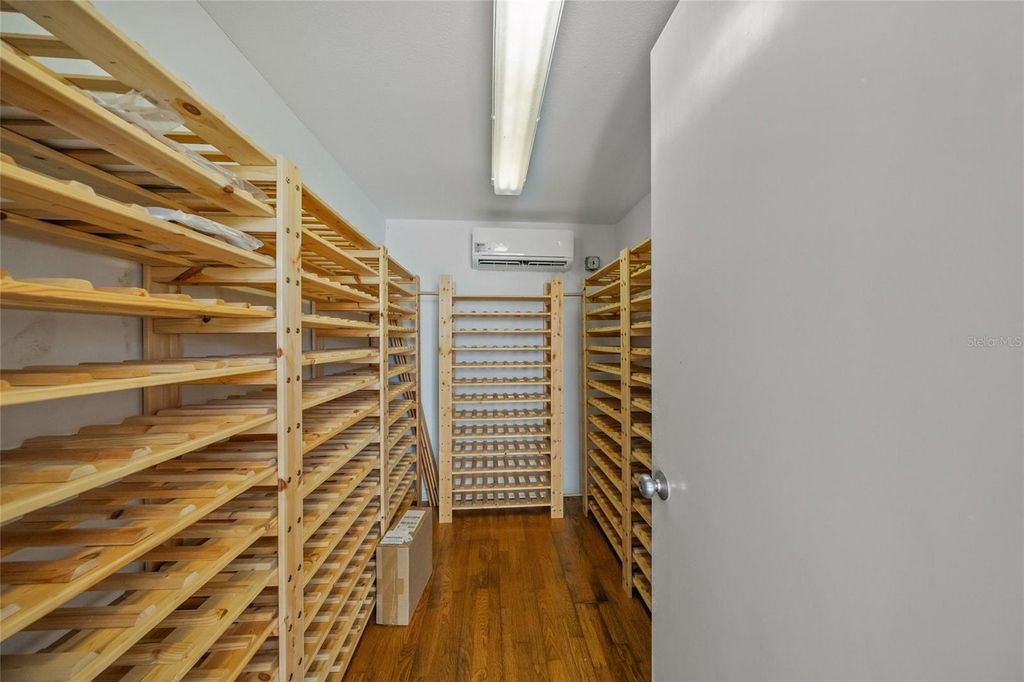 Image 15 of property listing at 8560 HERON LAGOON CIRCLE, Sarasota, FL 34242