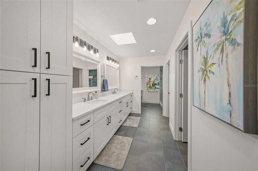 Image 19 of property listing at 8560 HERON LAGOON CIRCLE, Sarasota, FL 34242