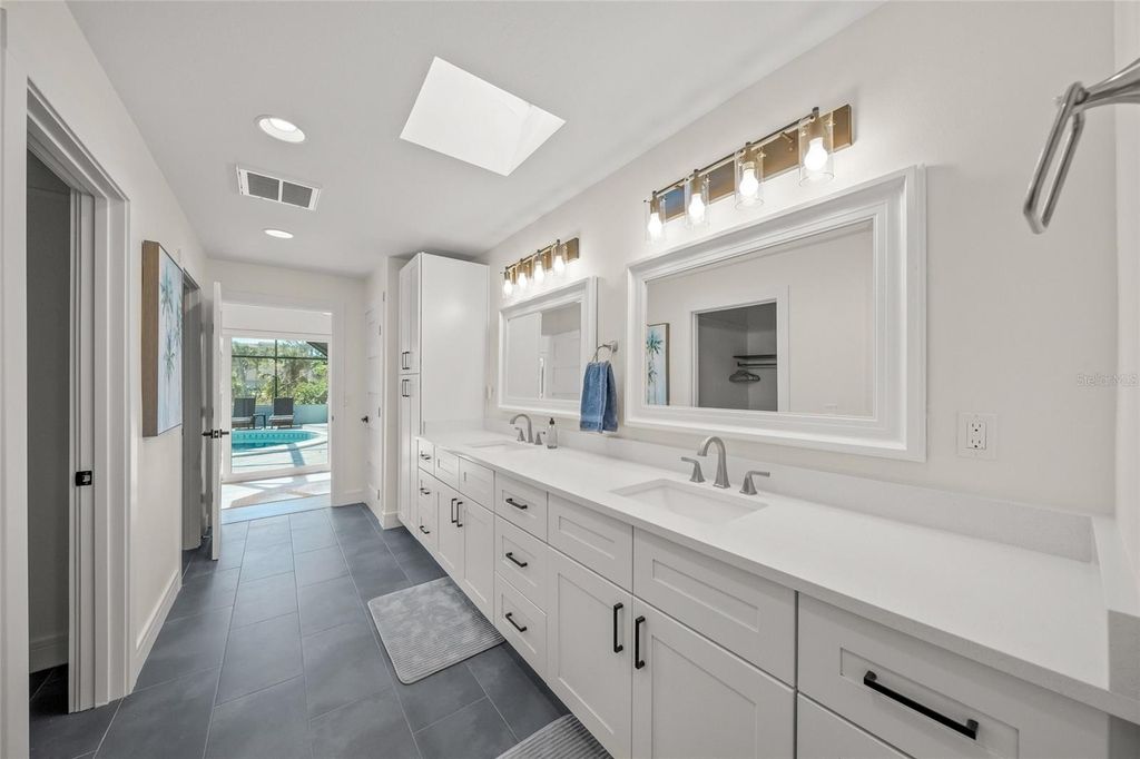 Image 20 of property listing at 8560 HERON LAGOON CIRCLE, Sarasota, FL 34242