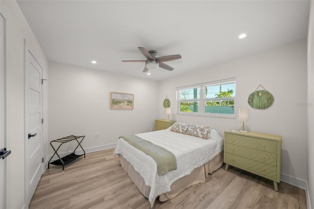 Image 24 of property listing at 8560 HERON LAGOON CIRCLE, Sarasota, FL 34242