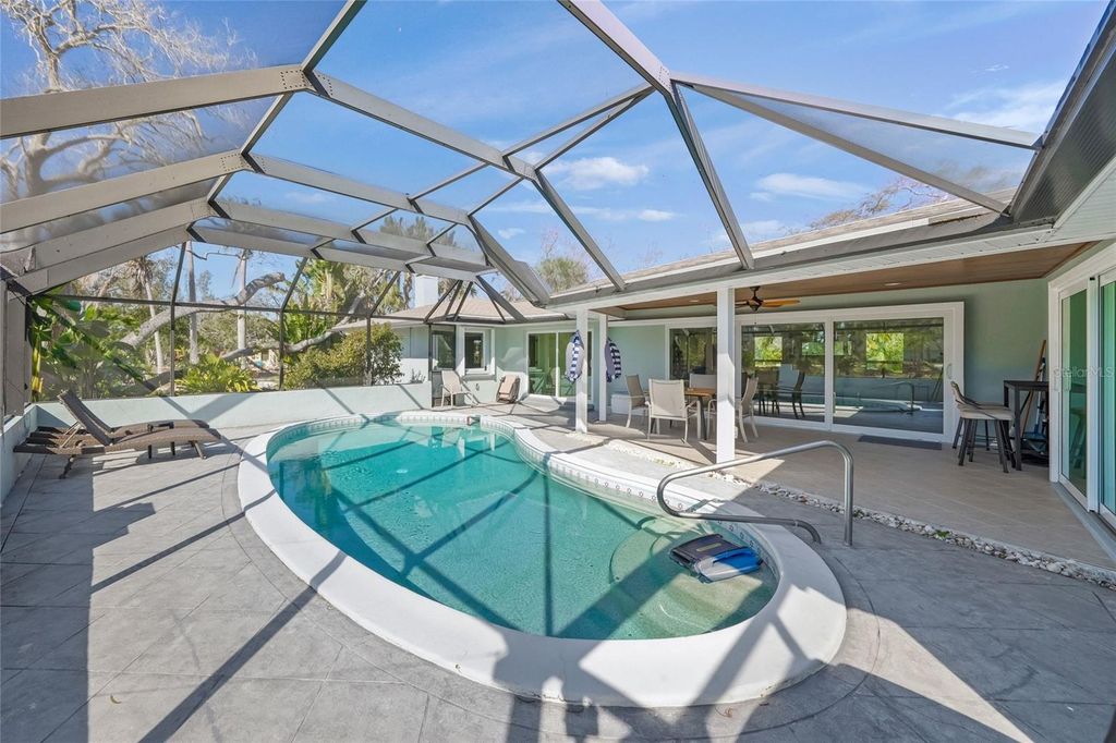 Image 35 of property listing at 8560 HERON LAGOON CIRCLE, Sarasota, FL 34242