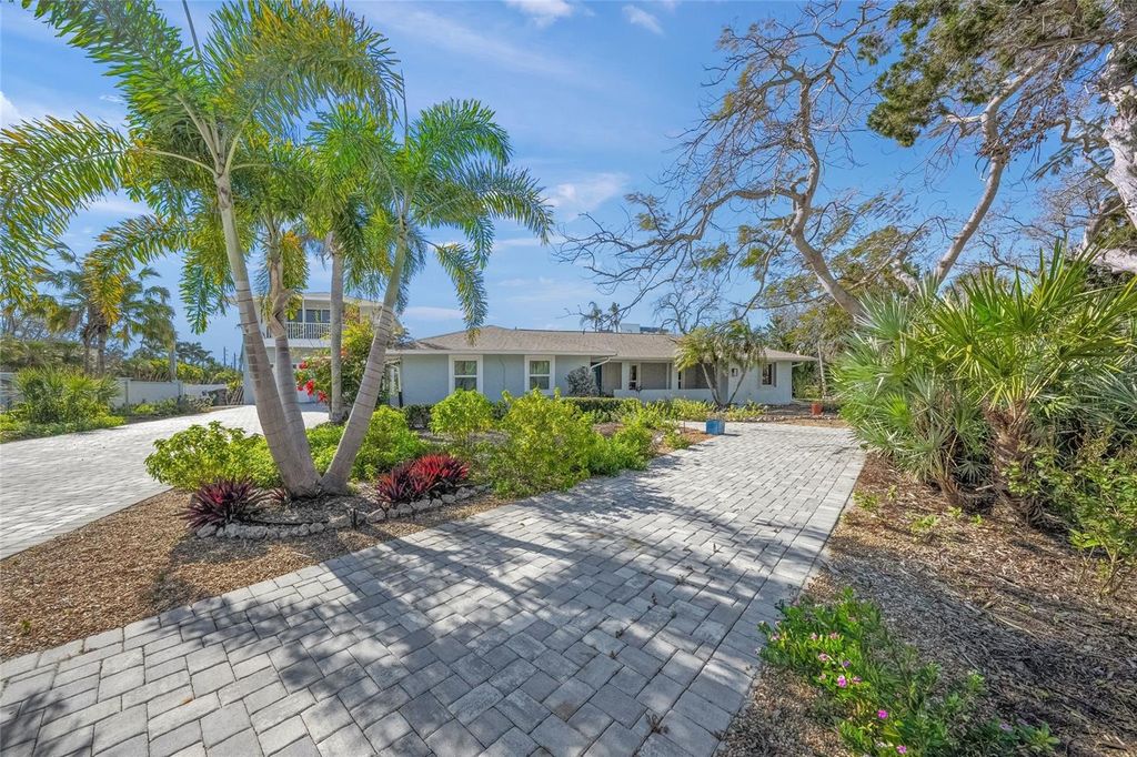 Image 5 of property listing at 8560 HERON LAGOON CIRCLE, Sarasota, FL 34242