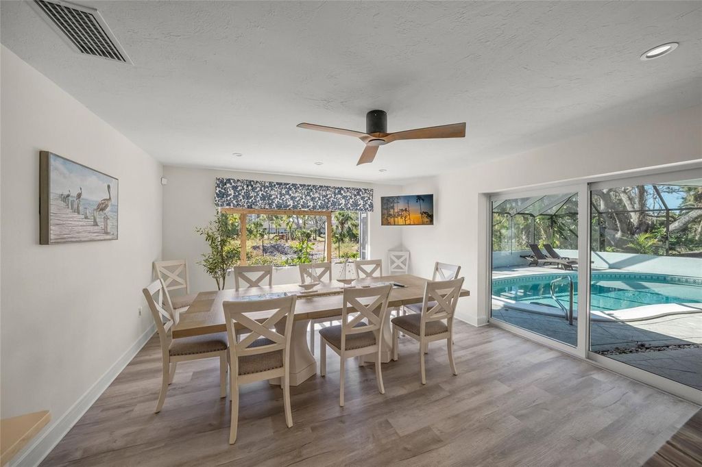 Image 9 of property listing at 8560 HERON LAGOON CIRCLE, Sarasota, FL 34242