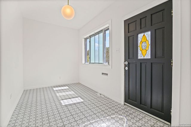 915 W Gramercy, San Antonio, TX 78201