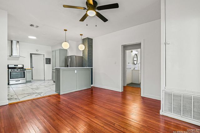 915 W Gramercy, San Antonio, TX 78201