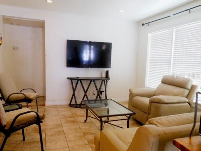 2925 W PARIS STREET, Tampa, FL 33614