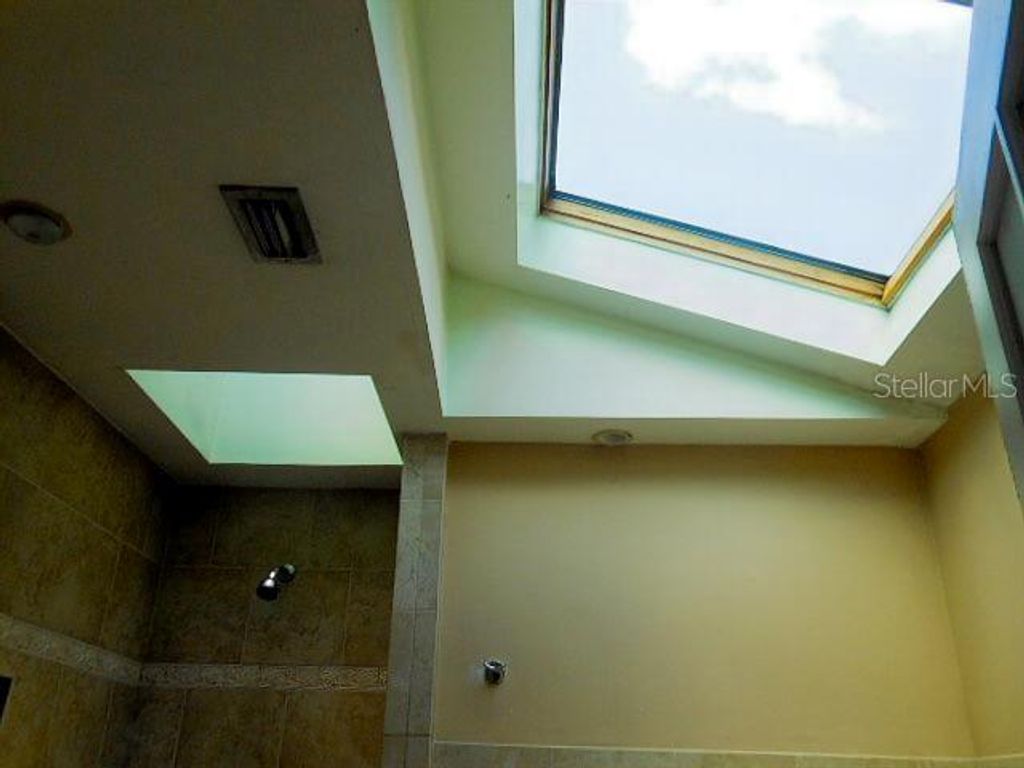 Image 16 of property listing at 2925 W PARIS STREET, Tampa, FL 33614