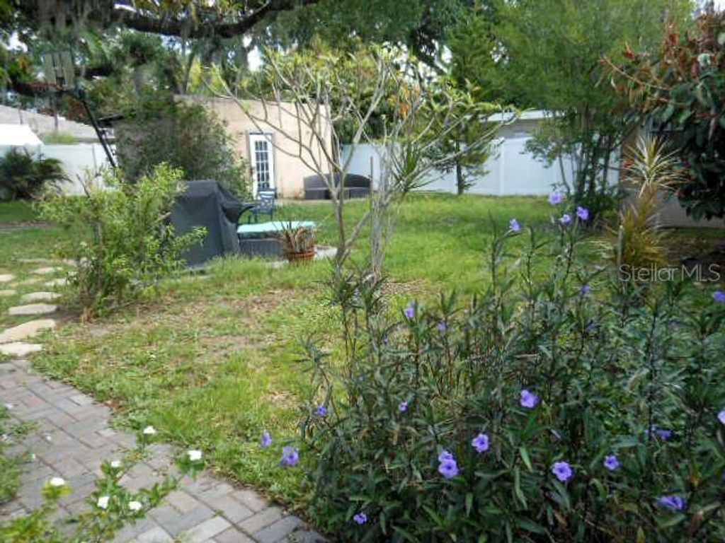 Image 19 of property listing at 2925 W PARIS STREET, Tampa, FL 33614