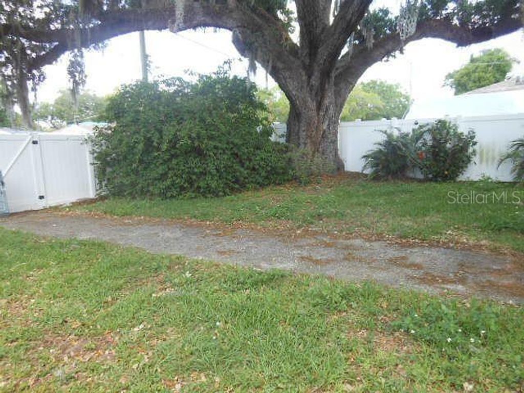 Image 20 of property listing at 2925 W PARIS STREET, Tampa, FL 33614