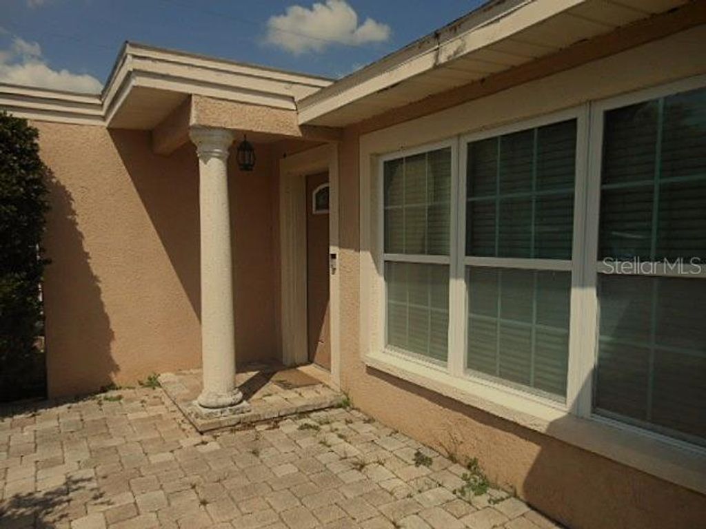 Image 4 of property listing at 2925 W PARIS STREET, Tampa, FL 33614
