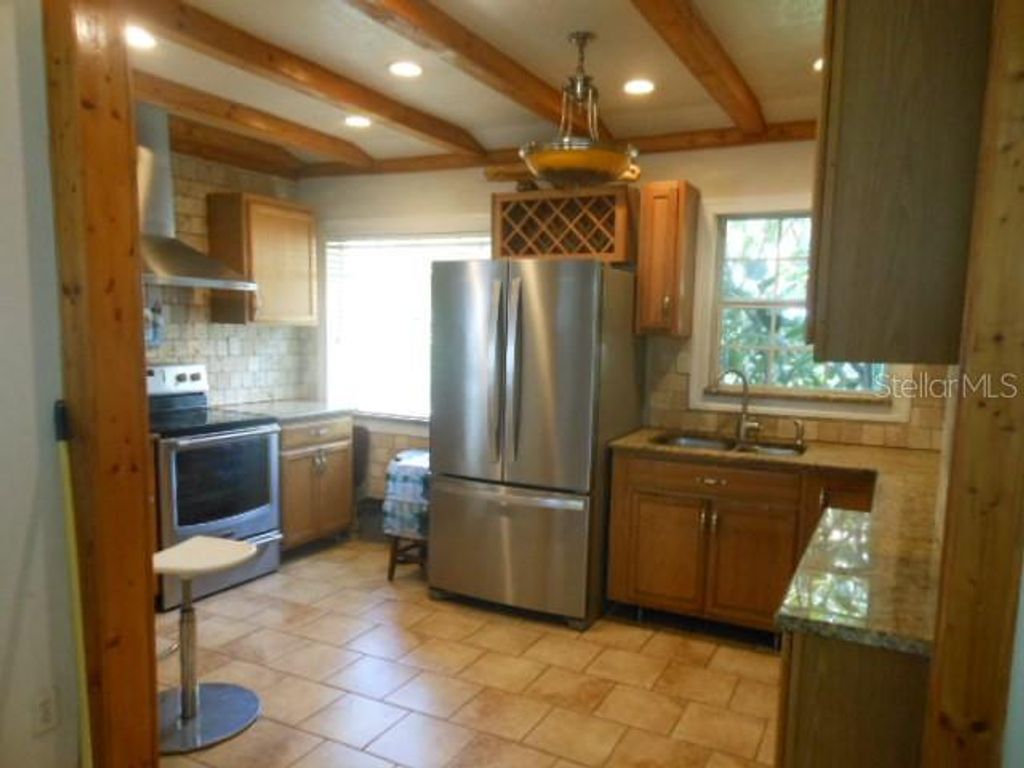 Image 6 of property listing at 2925 W PARIS STREET, Tampa, FL 33614