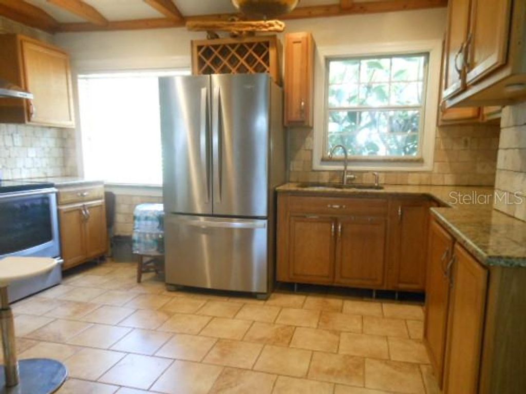 Image 8 of property listing at 2925 W PARIS STREET, Tampa, FL 33614