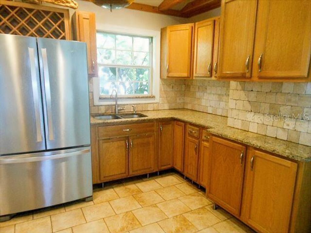 Image 10 of property listing at 2925 W PARIS STREET, Tampa, FL 33614