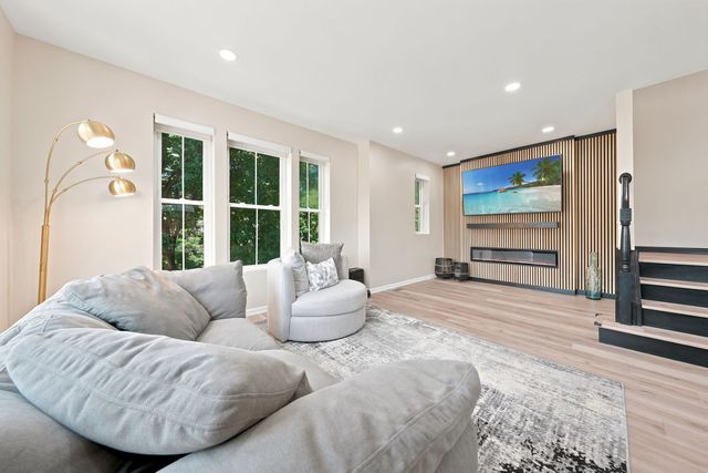 2112 S Crambourne Way 6-6, Arlington Heights, IL 60005