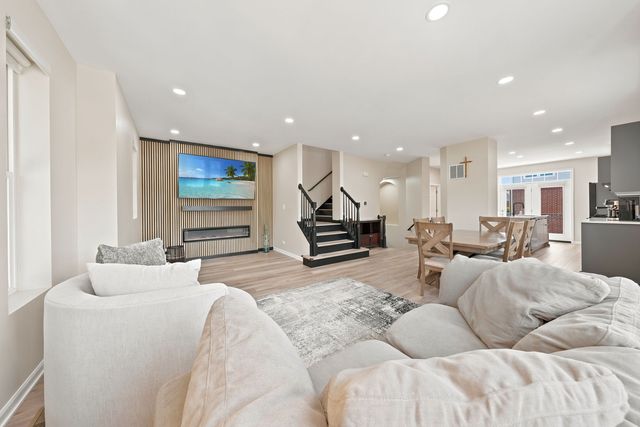 2112 S Crambourne Way 6-6, Arlington Heights, IL 60005