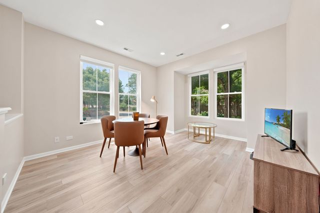 2112 S Crambourne Way 6-6, Arlington Heights, IL 60005