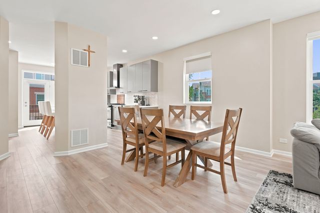 2112 S Crambourne Way 6-6, Arlington Heights, IL 60005