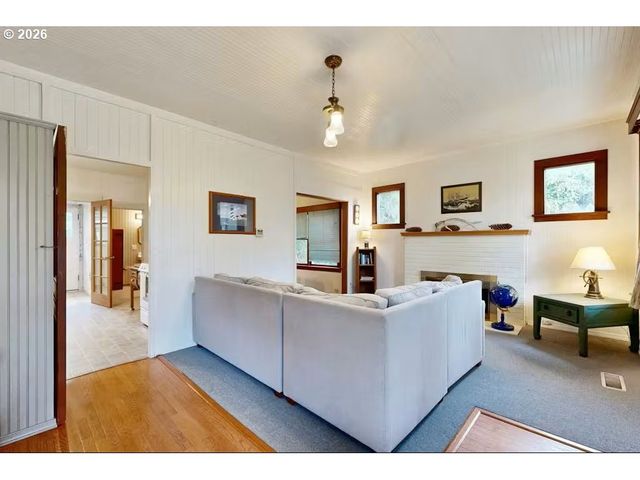 641 D St, Gearhart, OR 97138