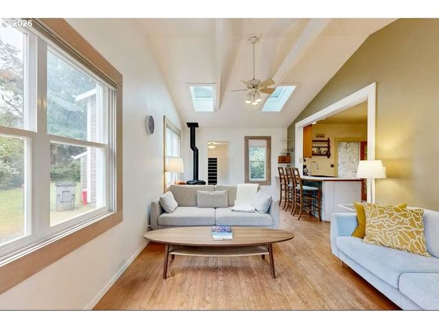 641 D St, Gearhart, OR 97138