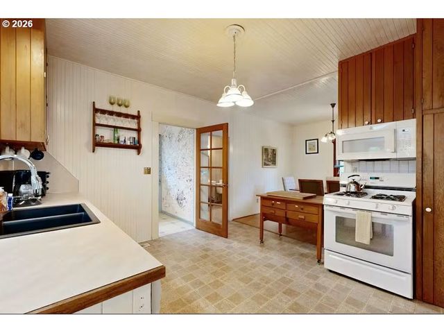 641 D St, Gearhart, OR 97138
